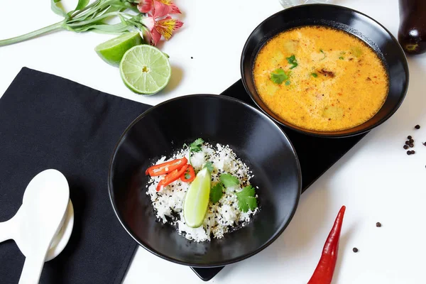 Tom Kha. Baharatlı Asya çorbası, patlıcan, tavuk, mantar, limon otu, pirinç ve kişniş ile servis edilir..