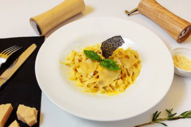 Dört peynirli makarna. Ev yapımı makarna, krem peynir sosu, Dor Blue, Çedar, Parmesan, fesleğen. İtalyan yemeği. Ahşap bir arka planda. Üst Manzara. Metin için boş alan.