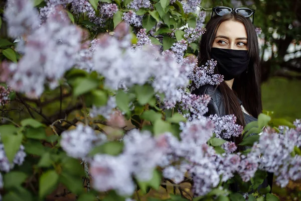 Dívka Lékařské Masce Pozadí Kvetoucího Šeříku Parku Černá Maska Ochrana — Stock fotografie