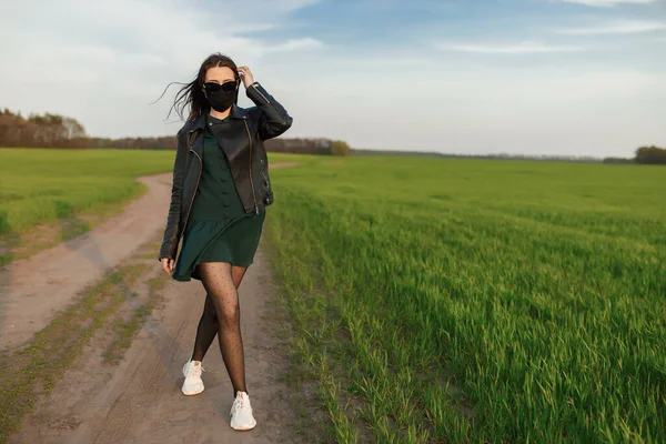 Uma Rapariga Com Uma Máscara Médica Corre Caminha Num Campo — Fotografia de Stock