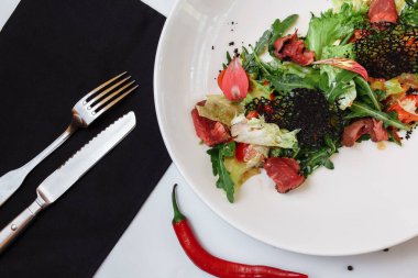 Salata karışımlı biftek. Salata, kiraz domates, fırında biber, güneşte kurutulmuş domates, biftek, hardal sosu karışımı..