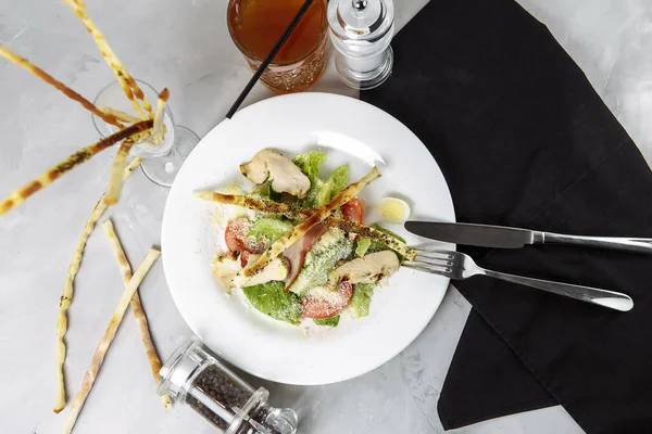 Färsk Caesarsallad Med Kycklingbröst Och Tomater — Stockfoto