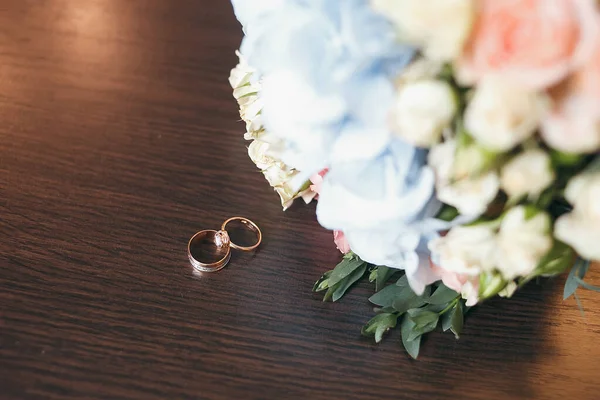 Ramo Novia Banco Ramo Boda Compuesto Rosas Con Anillos —  Fotos de Stock