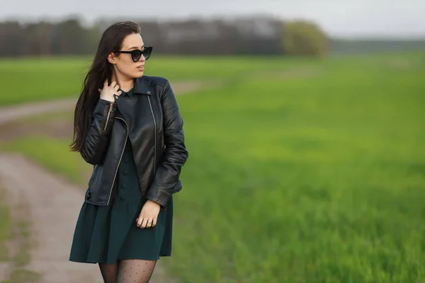 Retrato Comprimento Total Uma Menina Elegante Andando Longo Campo Verde — Fotografia de Stock