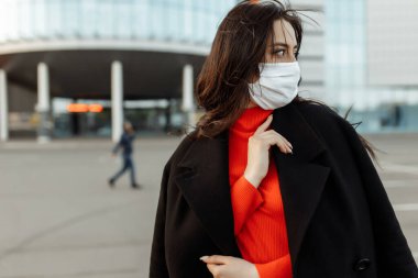 Bulaşıcı hastalıklara karşı koruyucu maske takan güzel bir kadının portresi..