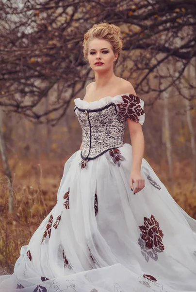 Menina bonita em um vestido branco e outono — Fotografia de Stock