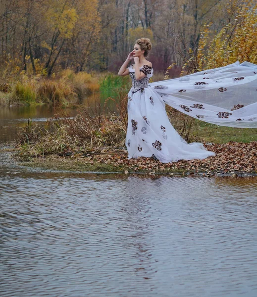 Krásná dívka v bílých šatech a na podzim — Stock fotografie