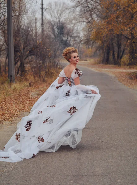 Menina bonita em um vestido branco e outono — Fotografia de Stock