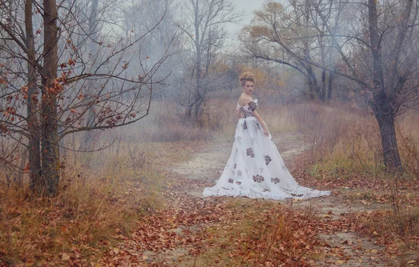 Beyaz elbise ve sonbaharda güzel kız — Stok fotoğraf