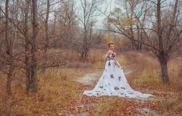 Beautiful girl in a white dress and autumn — Stock Photo, Image