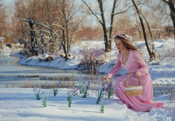 Piękna Blondynka pozowanie na zewnątrz, w zimie — Zdjęcie stockowe