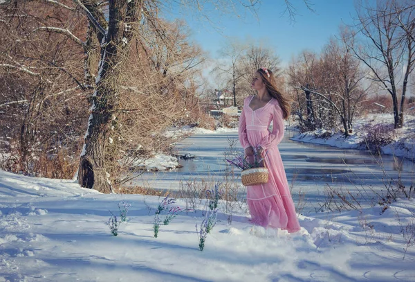 Güzel sarışın açık havada kışın poz — Stok fotoğraf