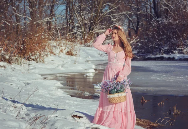 Piękna Blondynka pozowanie na zewnątrz, w zimie — Zdjęcie stockowe