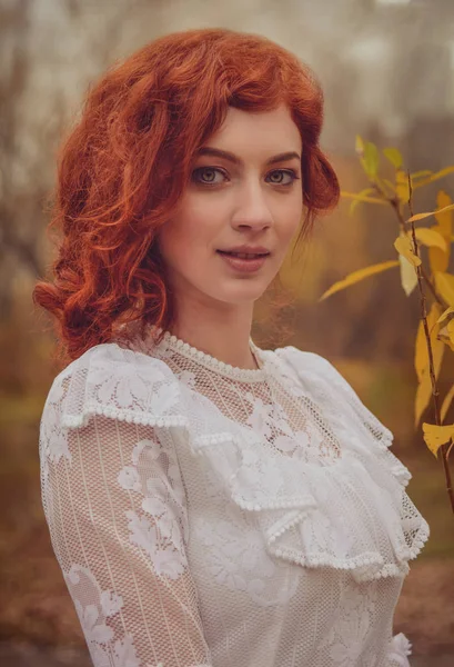 Gelukkig jongedame in een park in de buurt van de rivier in de herfst seizoen Stockfoto