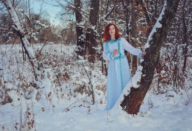  Kızıl saçlı kız bir soğuk kış orman yürüyüş.