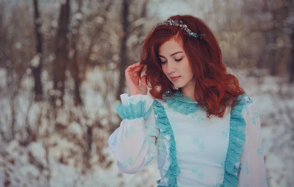 Kızıl saçlı kız bir soğuk kış orman yürüyüş. — Stok fotoğraf