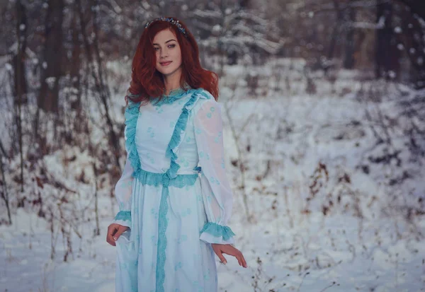Rudowłosa dziewczyna, chodzenie po lesie zima zimny. — Zdjęcie stockowe