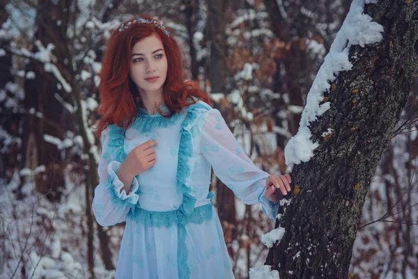 Menina ruiva andando em uma floresta fria de inverno . — Fotografia de Stock