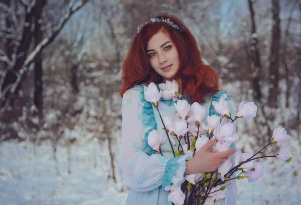 Kızıl saçlı kız bir soğuk kış orman yürüyüş. — Stok fotoğraf