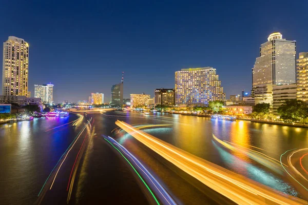 Abstract stedelijke twilight bokeh en weerspiegelen schip vervoer licht uit water in de stad achtergrond — Stockfoto