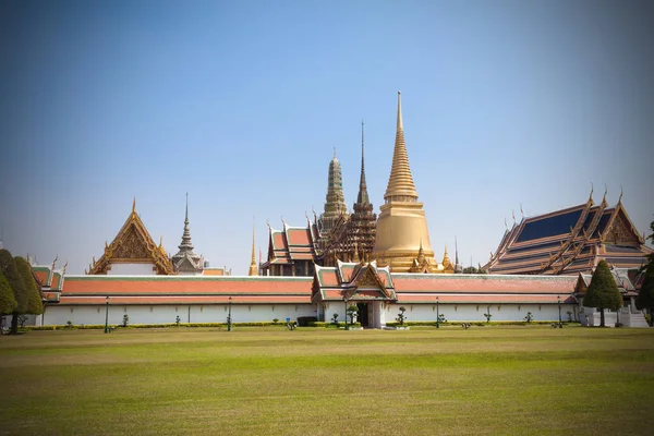 Темний Wat phrasrirattana sasadaram (ВАТ Пхра Кео) або храм Смарагдового Будди. Визначні пам'ятки важливо Таїланду Бангкоку. Найбільш популярними для туристичних і люди — стокове фото