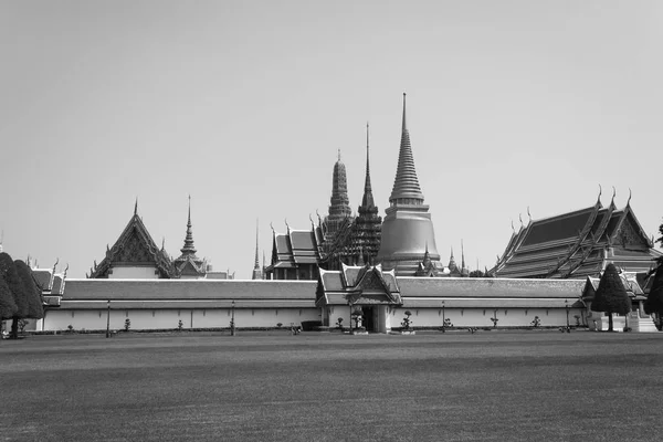 Noir et blanc de Wat phrasrirattana sasadaram (Wat Phra Kaew) ou du temple du Bouddha d'Émeraude. Repères est important de Bangkok Thaïlande. Les plus populaires pour les touristes et les gens — Photo