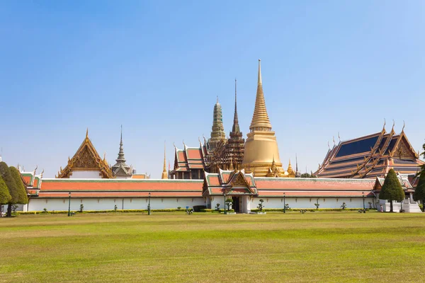 Wat phrasrirattana sasadaram (Wat Phra Kaew) o el templo del Buda Esmeralda. Lugares de interés es importante de Bangkok Tailandia. Más popular para turistas y personas —  Fotos de Stock