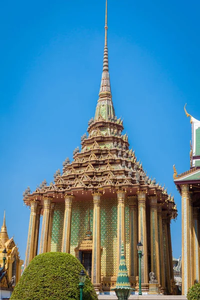 Wat phrasrirattana sasadaram (Βατ Πρα Καεό) ή ο ναός του Σμαραγδένιου Βούδα. Ορόσημα είναι σημαντικό από Μπανγκόκ Ταϊλάνδη. Πιο δημοφιλή τουριστικά και άνθρωποι — Φωτογραφία Αρχείου