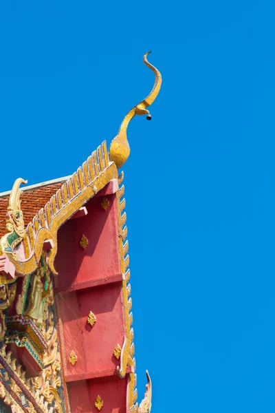 Closeup detail of ornately decorated temple roof in bangkok, thailand on blue sky — Stock Photo, Image