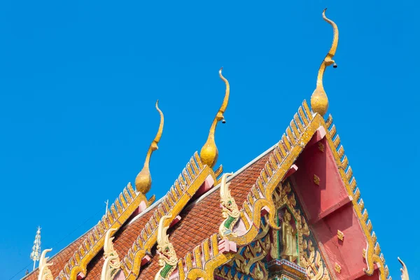 Detalhe de close-up do telhado do templo ornately decorado em bangkok, céu azul de Tailândia — Fotografia de Stock