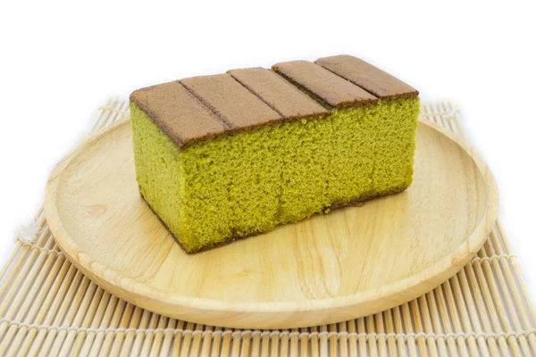 Torta di tè verde giapponese Matcha torta su piatto di legno e tradizionale sfondo bianco isolato opaco. copia spazio — Foto Stock