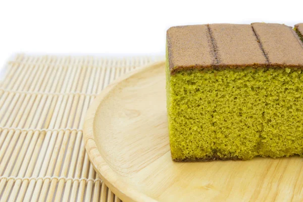 Japonês Matcha bolo de chá verde cheesecake em placa de madeira e tradicional tapete isolado fundo branco. espaço de cópia — Fotografia de Stock