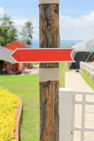 Κενό ξύλινο επιτρέπουν δείκτη κόκκινο σημάδι για φόντο ή κείμενο — Φωτογραφία Αρχείου