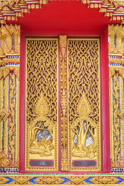 Arte de madeira dourada porta esculpindo detalhes fios é mitologia caráter. Listrado estilo Tailândia — Fotografia de Stock