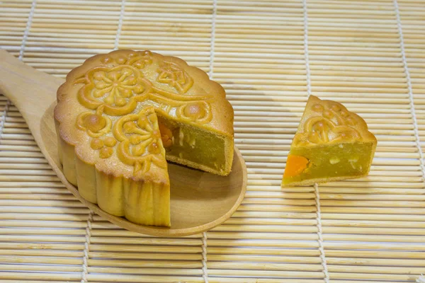 在对传统木垫勺子中秋月饼 — 图库照片