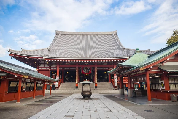 Tokyo, Japonya - 19 Kasım: Kasım Senso-ji Tapınağı tanımlanamayan turist 19,2014 Tokyo,Japan.The Sensoji Budist tapınağında Asakusa ve tüm Japantokyo, en ünlü tapınaklardan sembolü olan Japonya - Kasım 19: tanımlanamayan Tur — Stok fotoğraf