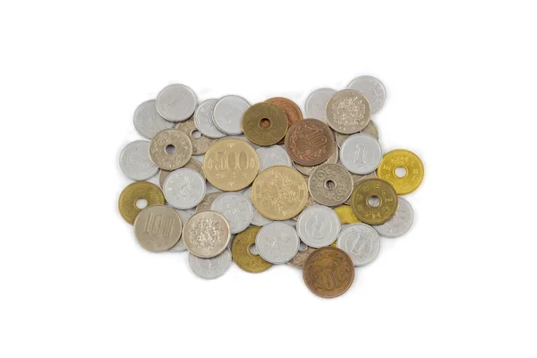 Японские монеты иены изолированы на белом фоне. Валюта Японии — стоковое фото