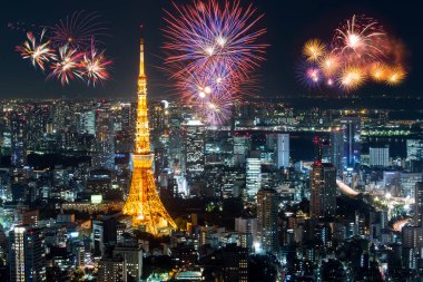 Güzel soyut modern Tokyo şehirde bina üzerinde havai fişek, Japonya gece zamanında yeni yıl kutluyor