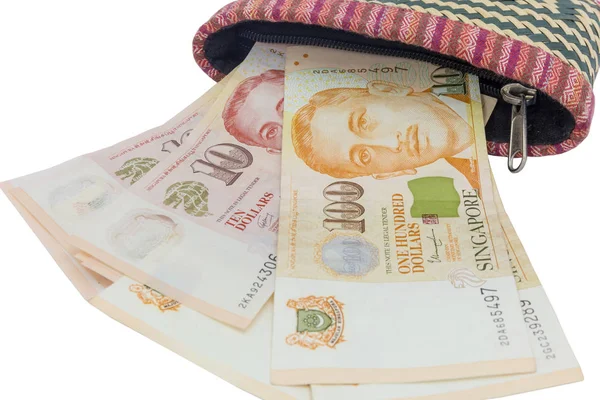 Singapur Dólares dinero en una cartera sobre fondo blanco . — Foto de Stock