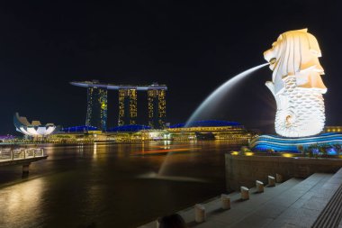 Singapur - 18 Kasım 2016: Merlion Çeşme Marina Bay Sands hotel Kasım önünde Singapur 18,2016. Merlion hayali bir yaratık olduğunu bir aslan başı ile Singapur bir sembol gördüm