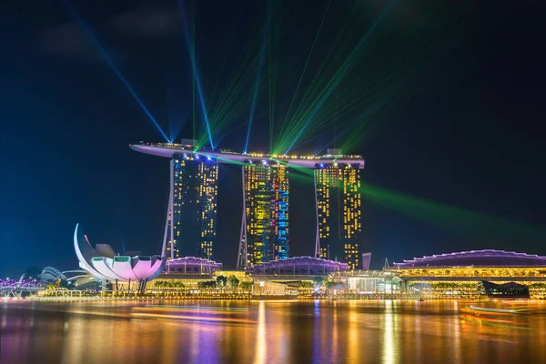Singapore - Nov 18 2016: Mooie laser show in Marina Bay Sands Hotel in nachttijd is het meest populair voor toeristische en landmark centrum van Singapore city op November 18 2016 — Stockfoto