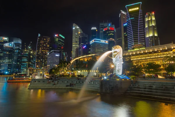 Singapore - Nov 18 2016: Merlion fontein voor het Marina Bay Sands hotel op November 18,2016 in Singapore. Merlion is een denkbeeldige wezen gezien met het hoofd van een leeuw, een symbool van Singapore — Stockfoto