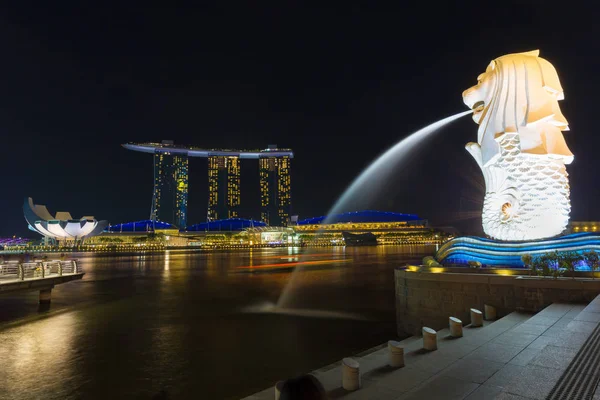 Singapore - Nov 18 2016: Merlion fontein voor het Marina Bay Sands hotel op November 18,2016 in Singapore. Merlion is een denkbeeldige wezen gezien met het hoofd van een leeuw, een symbool van Singapore — Stockfoto