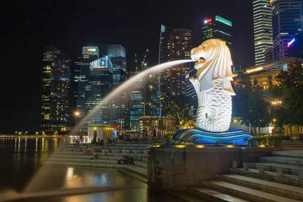 Singapore - Nov 18 2016: Merlion fontein voor het Marina Bay Sands hotel op November 18,2016 in Singapore. Merlion is een denkbeeldige wezen gezien met het hoofd van een leeuw, een symbool van Singapore — Stockfoto
