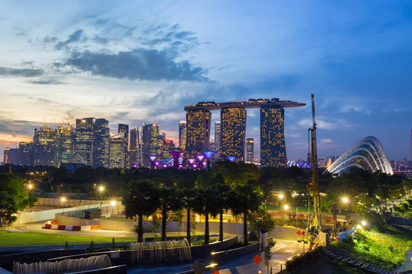 Singapore - Nov 19 2016: Marina Bay Sands Hotel en tuin door de baai en de singapore flyer is symbool of Landmark van Singapore meest populair voor de toerist in het twilight tijd op November 19,2016 — Stockfoto