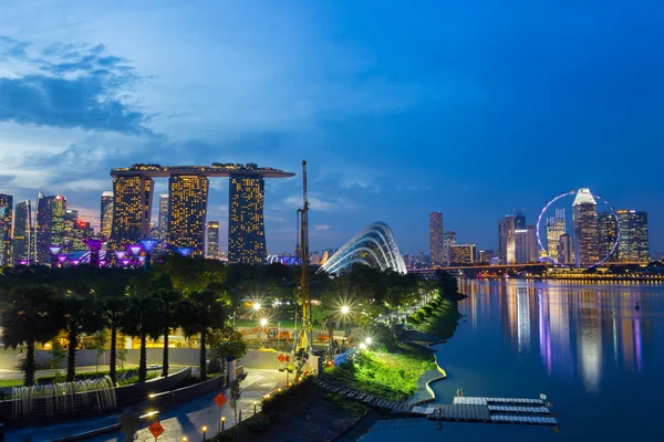 Singapore - Nov 19 2016: Marina Bay Sands Hotel en tuin door de baai en de singapore flyer is symbool of Landmark van Singapore meest populair voor de toerist in het twilight tijd op November 19,2016 — Stockfoto