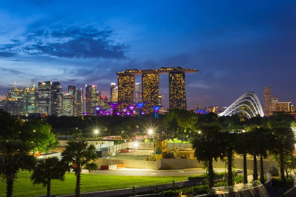 Singapore - Nov 19 2016: Marina Bay Sands Hotel en tuin door de baai en de singapore flyer is symbool of Landmark van Singapore meest populair voor de toerist in het twilight tijd op November 19,2016 — Stockfoto