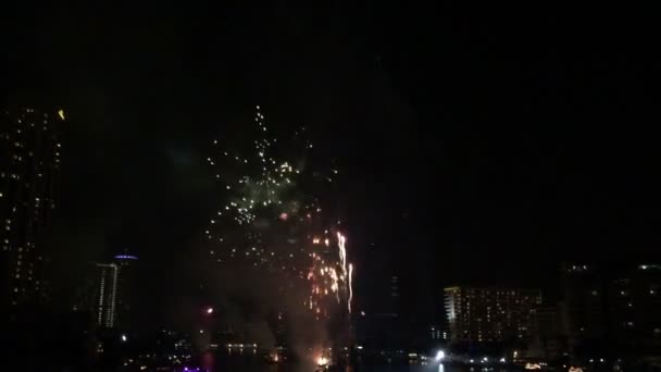 Feu d'artifice à Chao Phraya River dans la fête de célébration compte à rebours 2016 Bangkok Thaïlande 