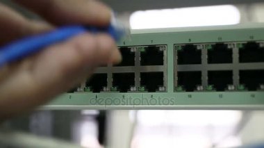 Rj45 veya Cat5 tutan el bağlamak için ethernet anahtarları