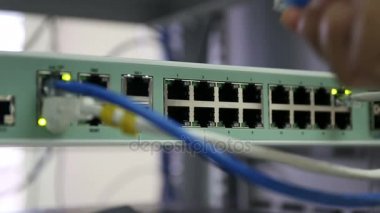 Rj45 veya Cat5 tutan el bağlamak için ethernet anahtarları